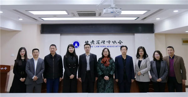 2021年4月26日下午，中国国际经济贸易仲裁委员会丝绸之路仲裁中心（简称“贸仲丝路中心”）秘书长助理蒋红梅一行走访了甘肃省律师协会（简称“甘肃律协”）。甘肃律协副会长王金贵、刘吉颖，秘书长张维武，副