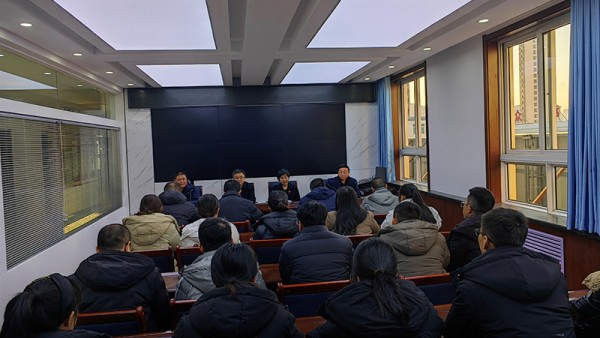 近期，定西市律师协会组织开展了实习律师考核工作。定西市司法局党组成员、副局长、市律师行业党委书记王晓燕、定西市律师行业党委副书记、市律师协会会长王勇军及协会班子成员、20名实习律师及其所在律师事务所主