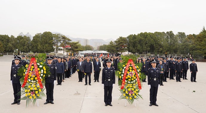 为巩固拓展主题教育成果，传承和弘扬英烈精神，引领党员干部坚定理想信念，继承优良传统，激发干事创业的工作热情。4月1日上午，甘肃省司法厅组织党员干部赴兰州烈士陵园，开展“缅怀革命英烈・赓续红色血脉”清明