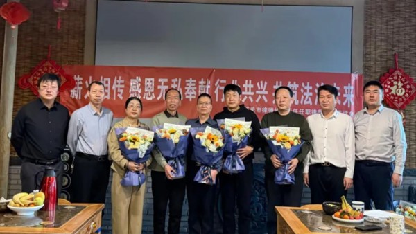 2026年1月18日上午10时30分，市律师协会举办了一场温馨而庄重的“薪火相传·行业共兴——历任领导班子答谢茶话会”。协会现任会长、副会长与往届领导欢聚一堂，品茗叙旧，共话发展，在氤氲茶香中传承行业精神，凝聚前行力量。