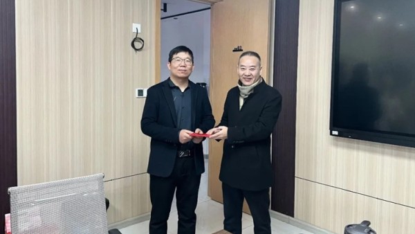 2026年春节来临之际，武威市律师协会副会长沈学先、秘书长吴鹏代表甘肃省律师行业党委和甘肃省律师协会看望、慰问了张荣律师。