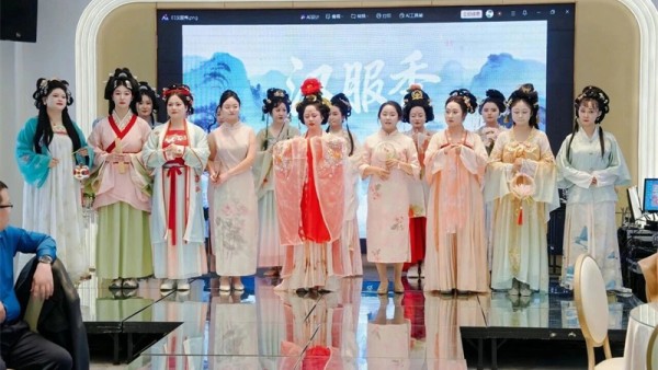 三月春风暖，巾帼绽芳华。2026年3月6日，武威市律师协会成功举办“巾帼展风采•法治伴芳华”——2026年庆“三八”国际妇女节文艺活动。女律师们以丰富多彩的表演和分享，共庆节日，展现女律师的卓越风采与