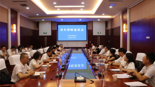 为深入学习贯彻习近平法治思想，全面加强新时代甘肃青年律师队伍建设，倾听青年律师执业心声，搭建省市律师行业交流互通平台，7月17日，甘肃省律师协会在张掖市召开青年律师座谈会。省律协会长陈灿出席会议并与青年律师交流，与会人员围绕青年律师成长成才、业务拓展、权益保障、行业培育、法律服务赋能地方发展等议题开展深入研讨。