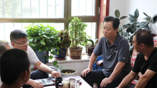 为切实落实律师行业关爱帮扶机制，传递律师行业的温暖与关怀，进一步增强全省律师队伍的归属感、幸福感和凝聚力，7月17日，甘肃省律师协会会长陈灿一行赴张掖市开展困难律师走访慰问工作，专程慰问两名因病导致生活困难的律师。